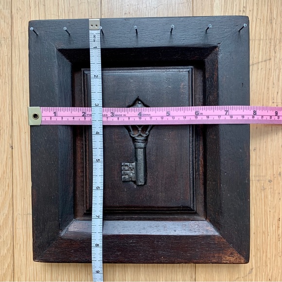 ❌ SOLD ❌ Wood Plaque Key / Necklace Holder - Picture 3 of 3